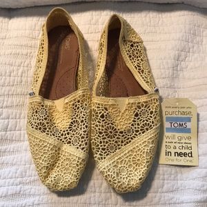 Toms yellow crochet flats